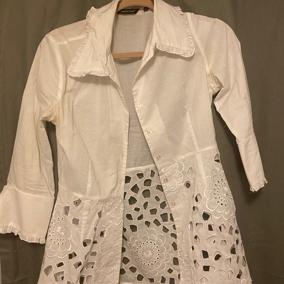 White blouse - Picture 1 of 2